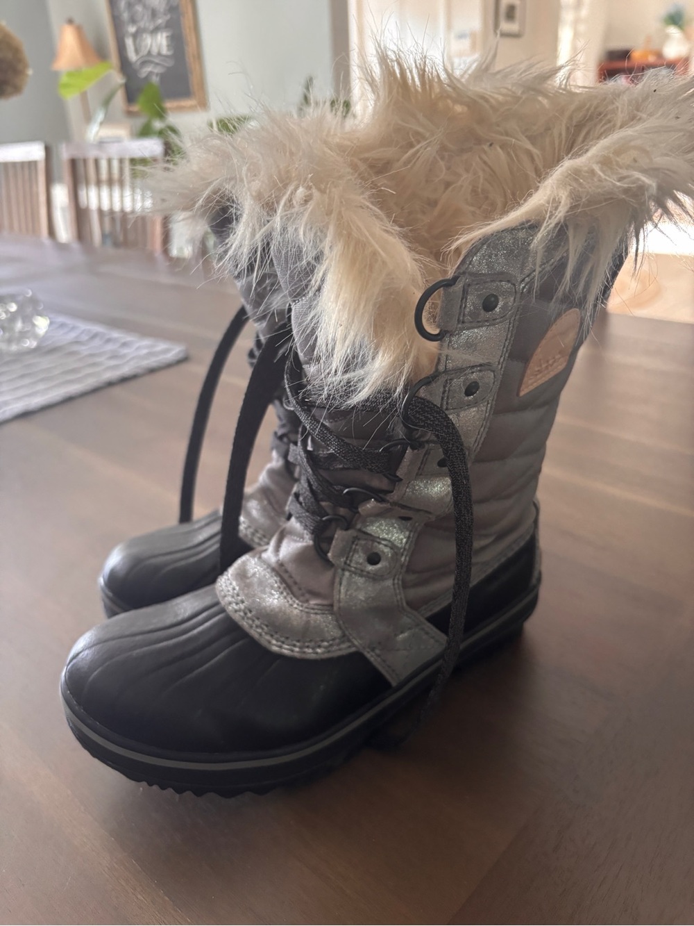 Sorel Girl’s Metallic Gray and Black Faux Fur Lace-Up Winter Boots Sz 4